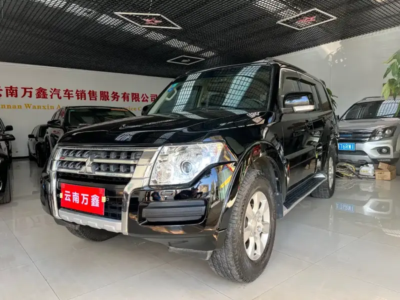 Mitsubishi Pajero (Import), 2015
