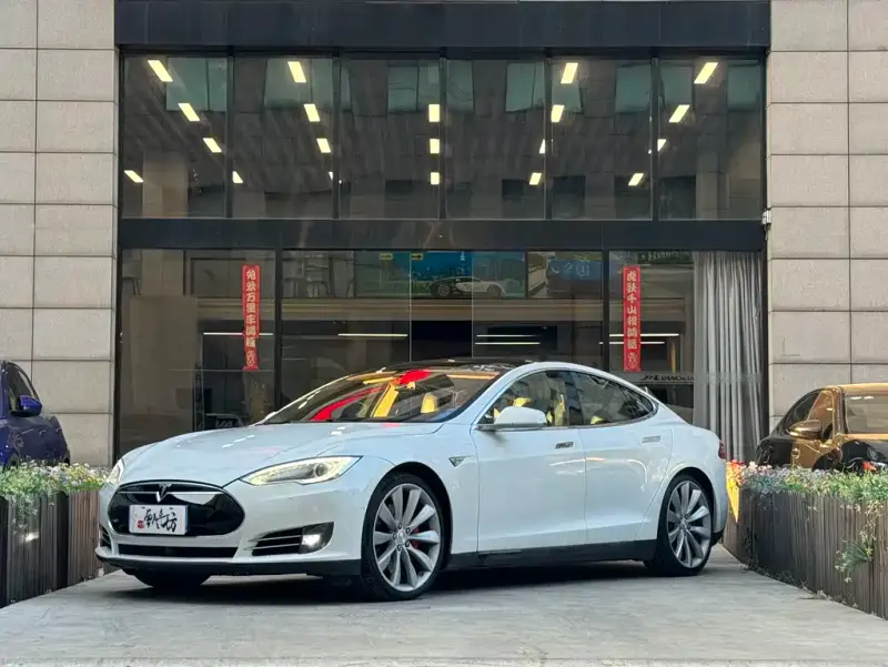 Tesla Model S, 2015