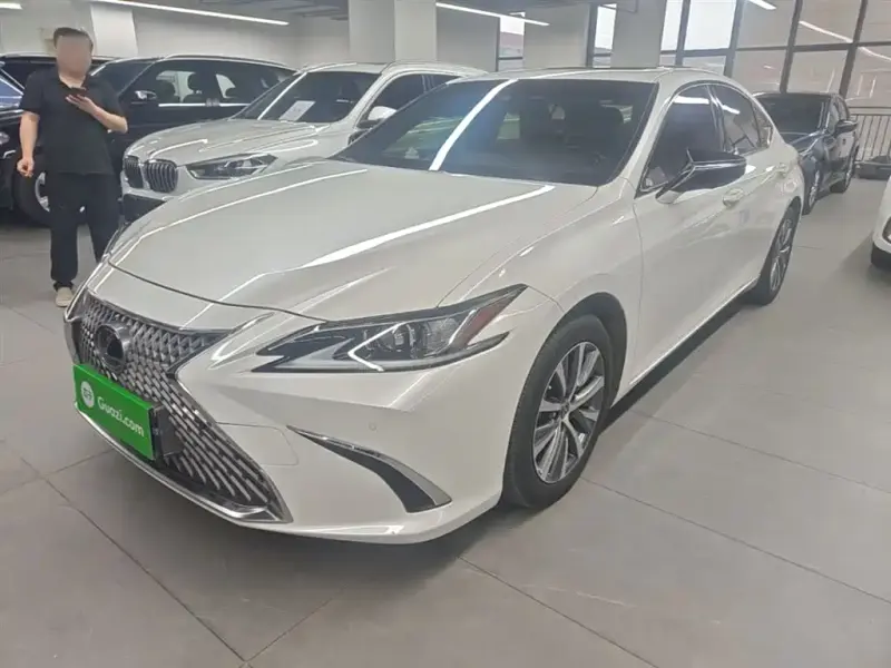 Lexus ES, 2020