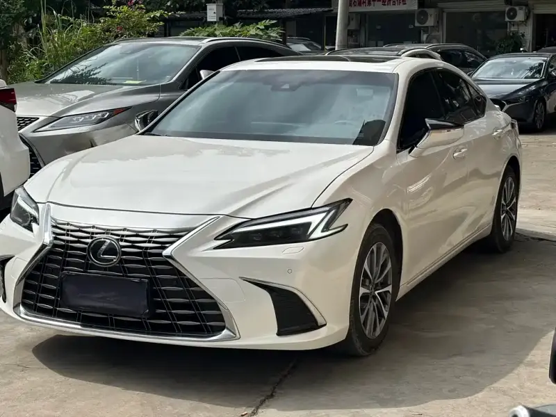 Lexus ES, 2025