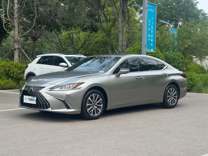Lexus ES, 2022