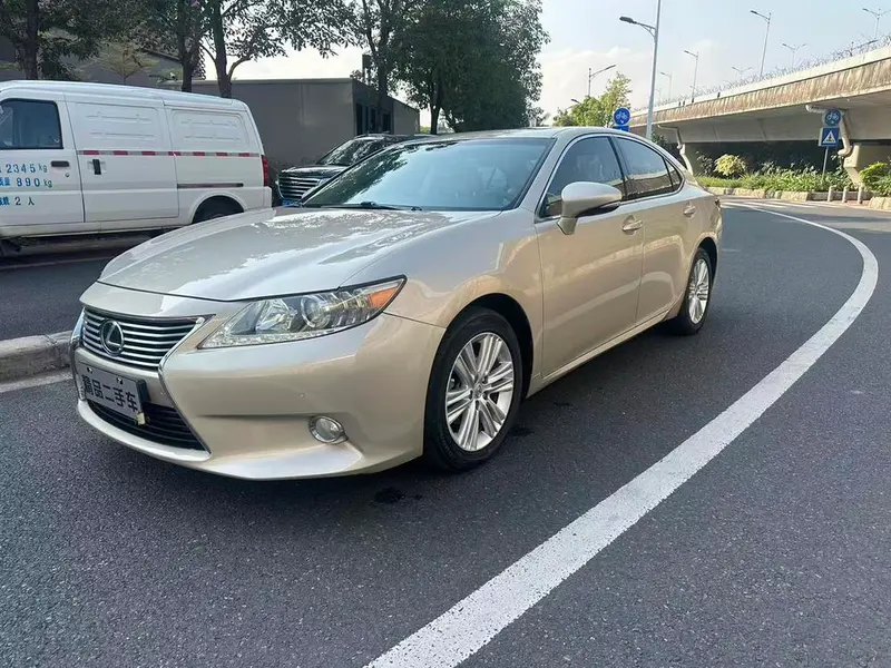 Lexus ES, 2013