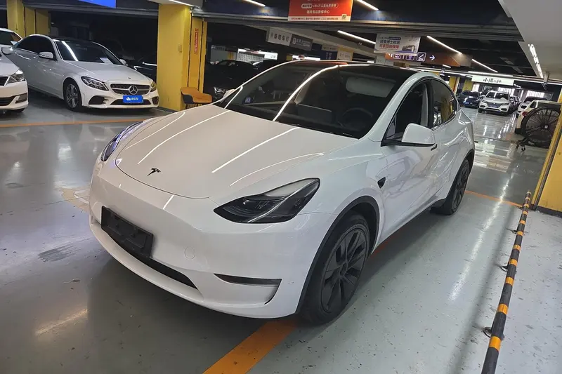 Tesla Model Y, 2024