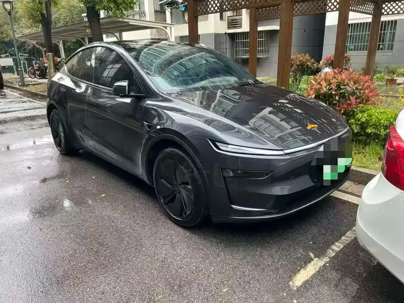 Tesla Model Y, 2025