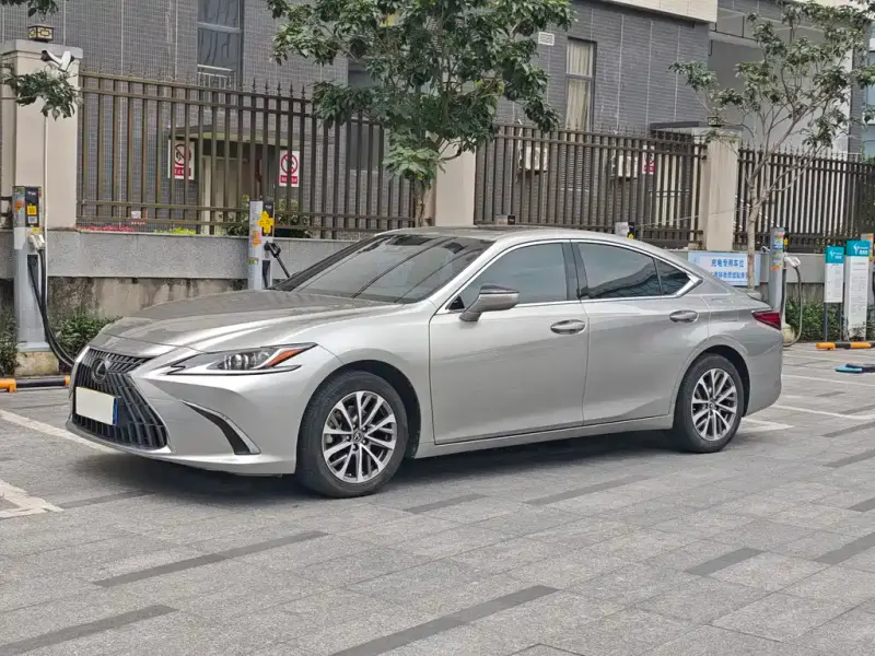 Lexus ES, 2022