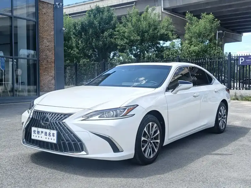 Lexus ES, 2022