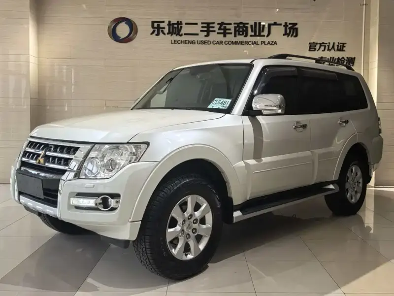 Mitsubishi Pajero (Import), 2015
