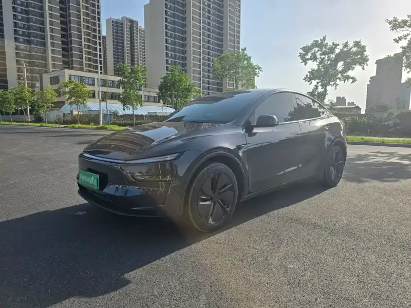 Tesla Model Y, 2025