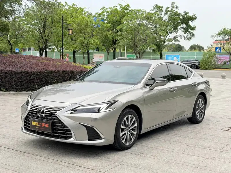 Lexus ES, 2025