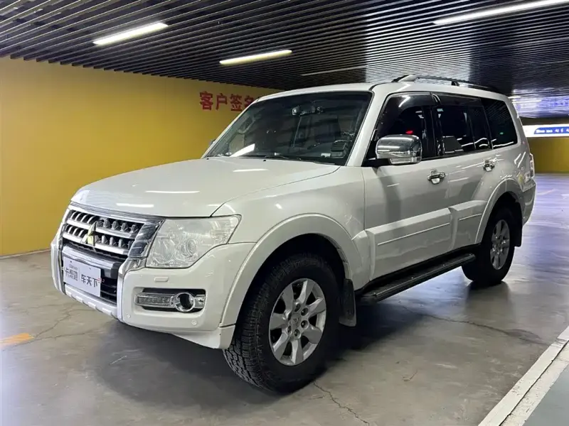 Mitsubishi Pajero (Import), 2015