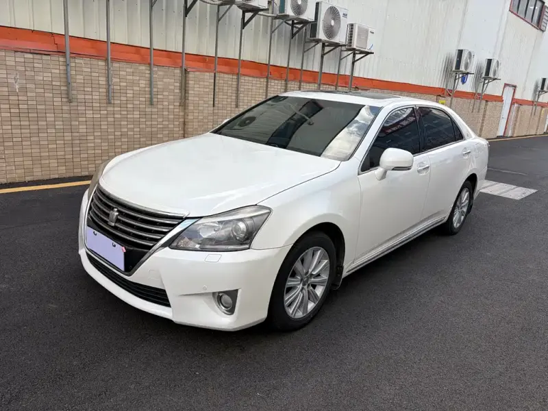 Toyota Crown, 2013