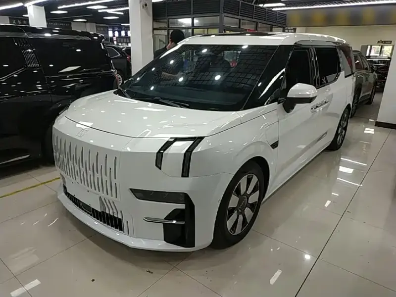 Zeekr 009, 2023