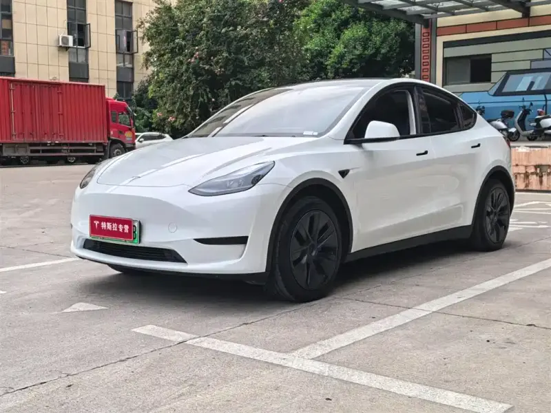 Tesla Model Y, 2025