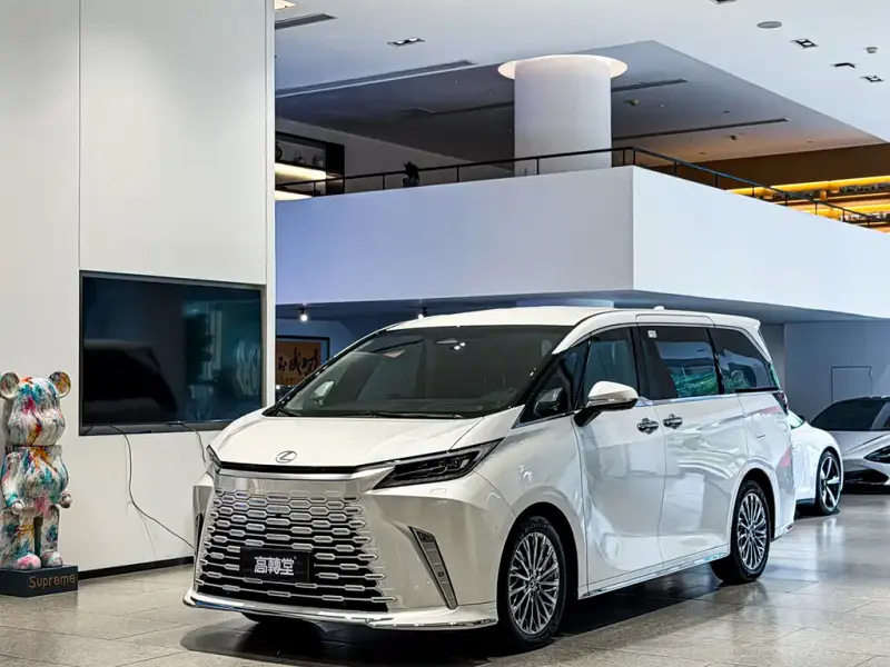 Lexus LM, 2025
