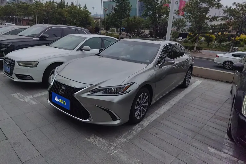 Lexus ES, 2022