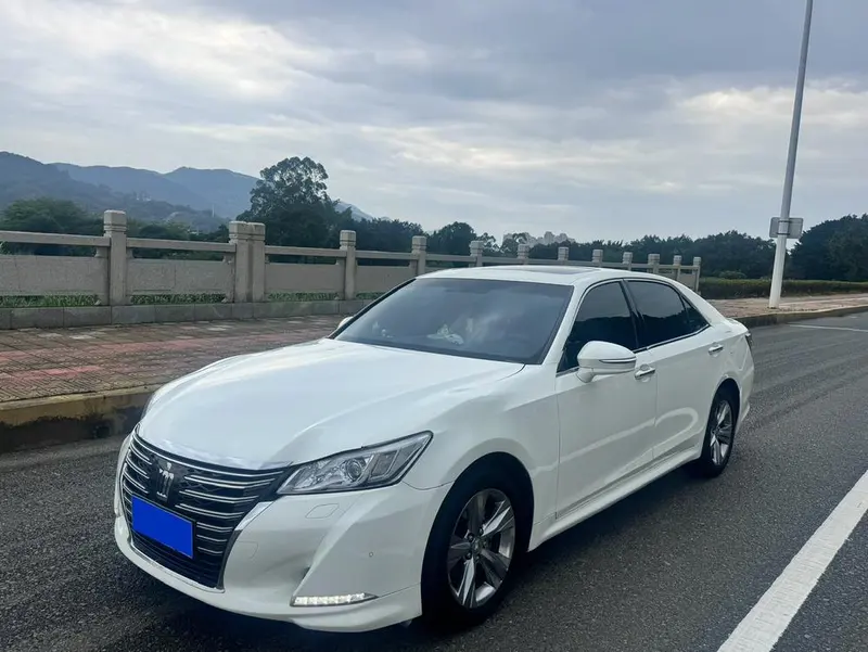Toyota Crown, 2015