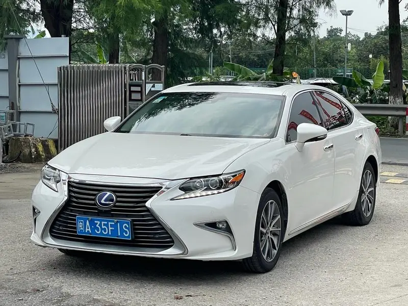 Lexus ES, 2015