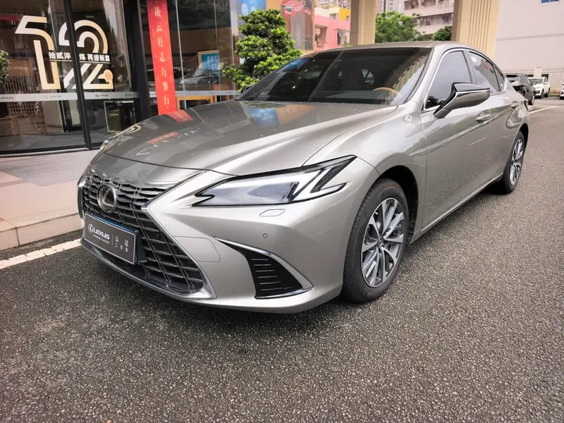 Lexus ES, 2025