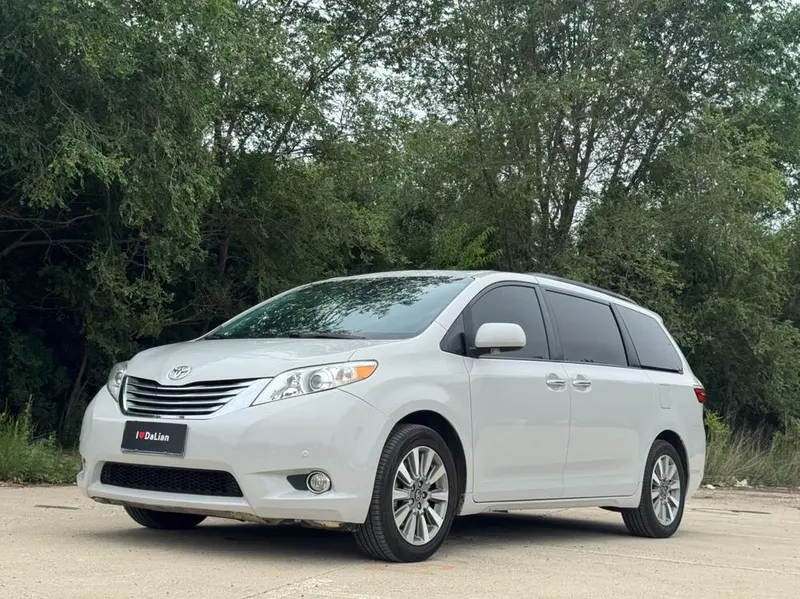 Toyota Sienna, 2011