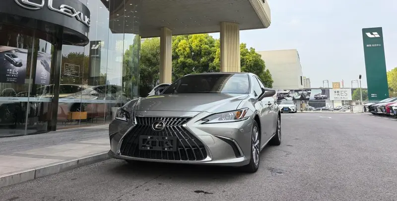 Lexus ES, 2022