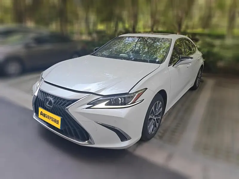 Lexus ES, 2022
