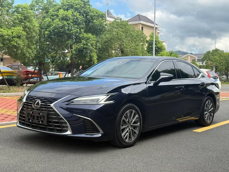 Lexus ES, 2025