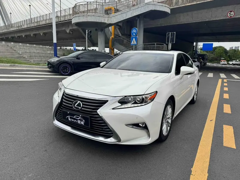 Lexus ES, 2015