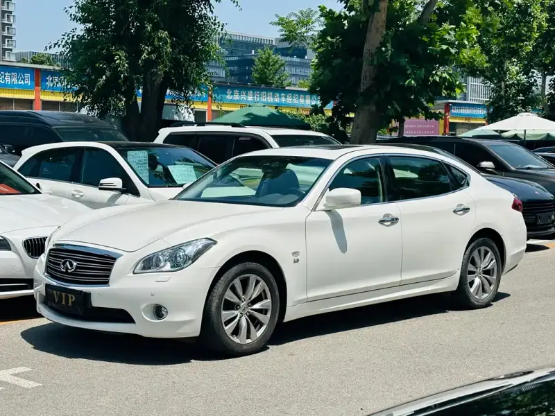 Infiniti Q70, 2015