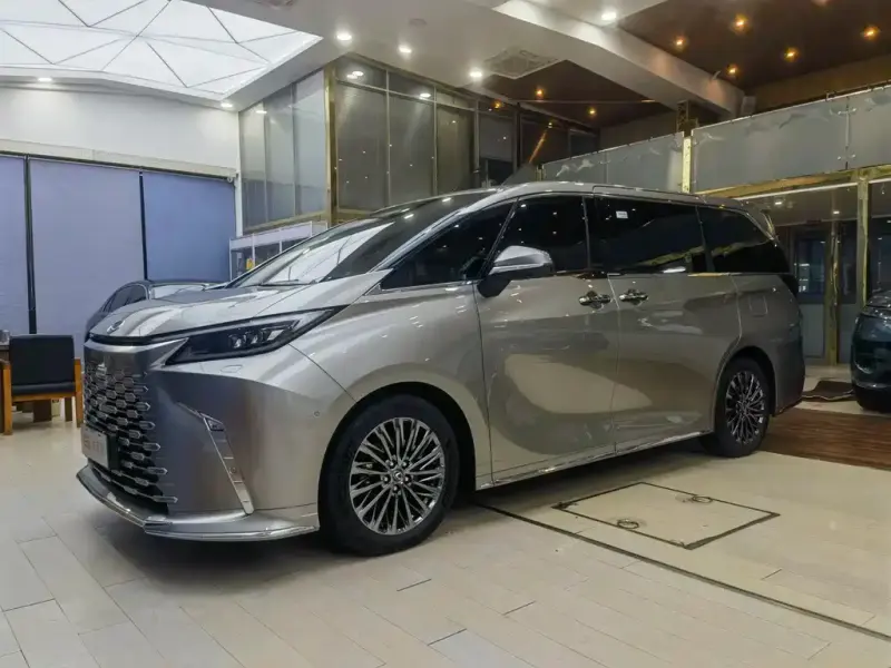 Lexus LM, 2024