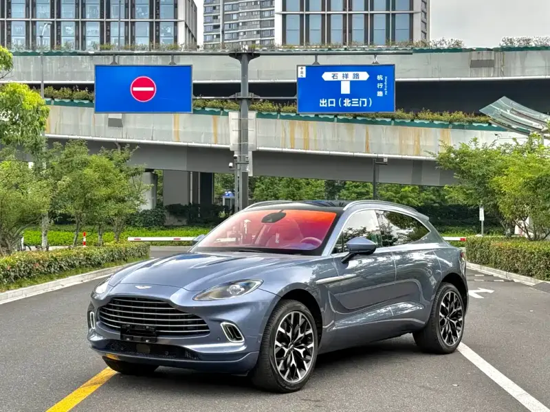 Aston Martin DBX, 2022