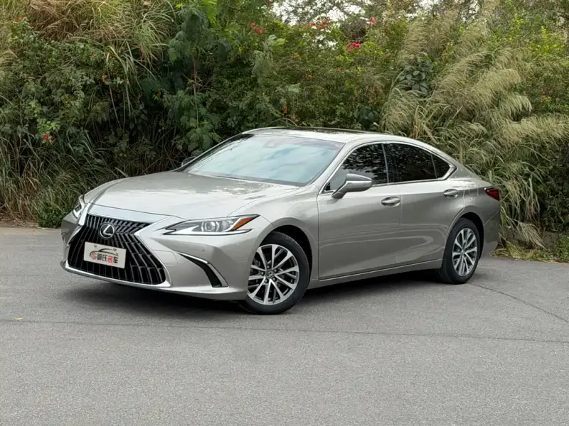 Lexus ES, 2022