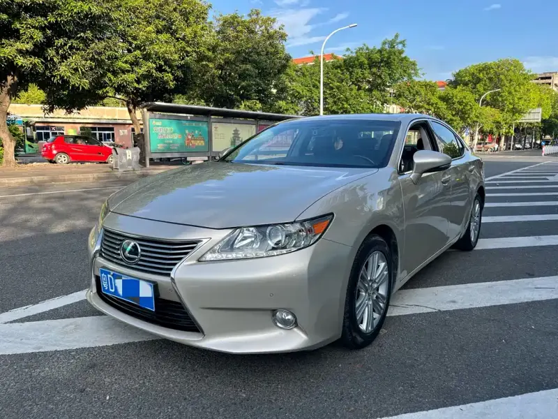 Lexus ES, 2015