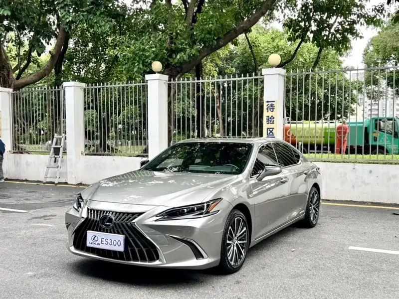 Lexus ES, 2022
