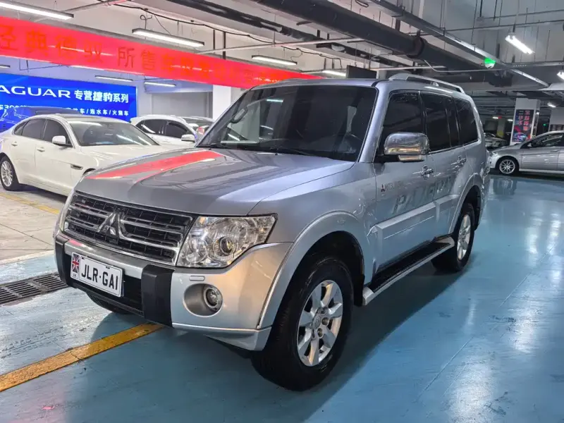 Mitsubishi Pajero (Import), 2012