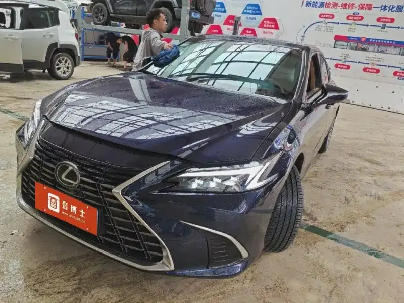 Lexus ES, 2025