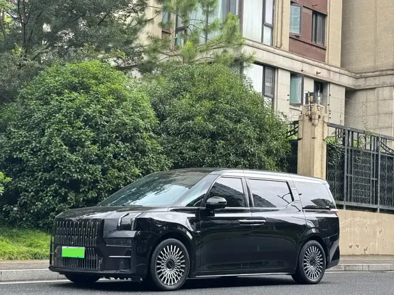 Zeekr 009, 2023