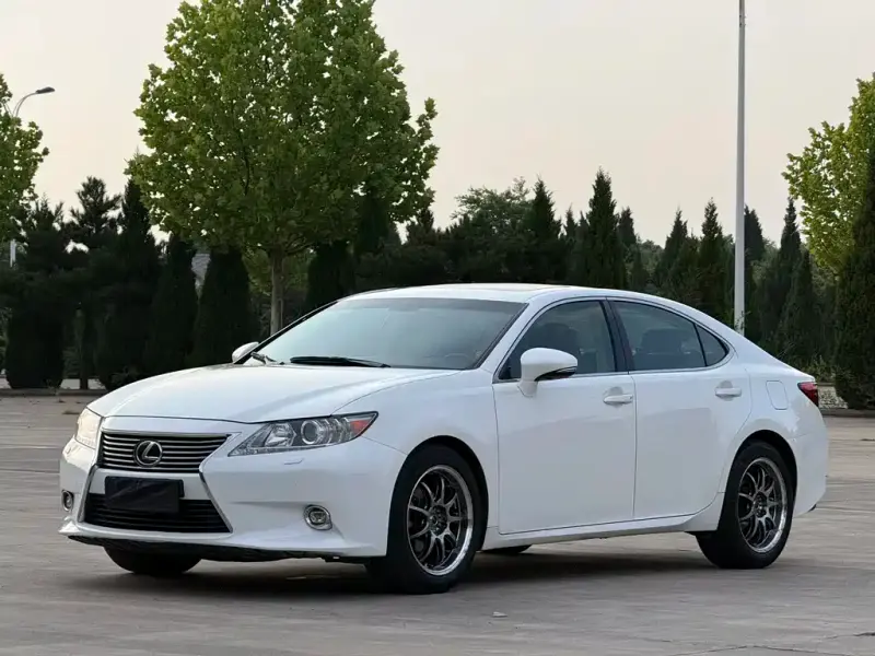 Lexus ES, 2015