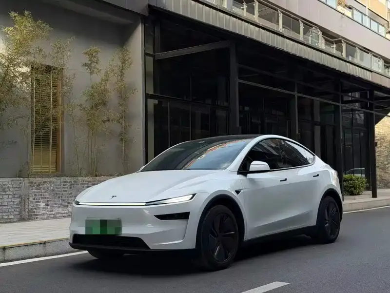 Tesla Model Y, 2025