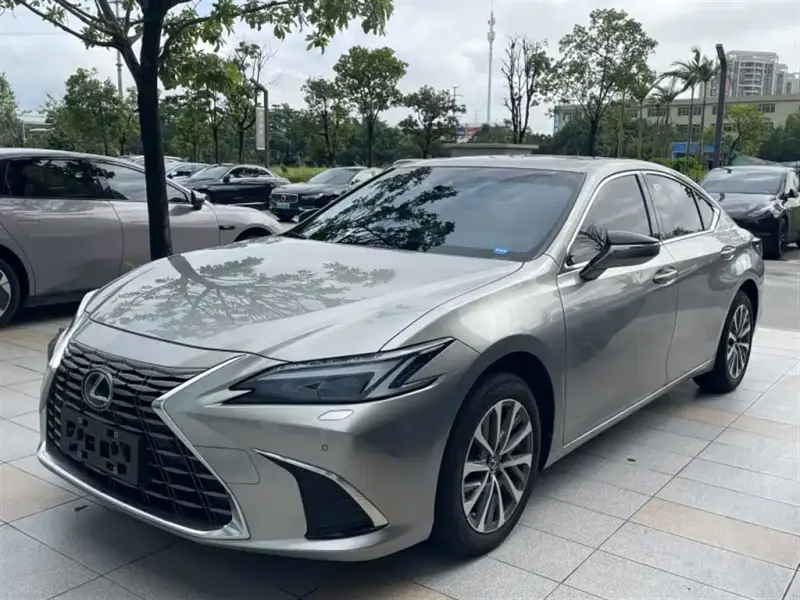 Lexus ES, 2025