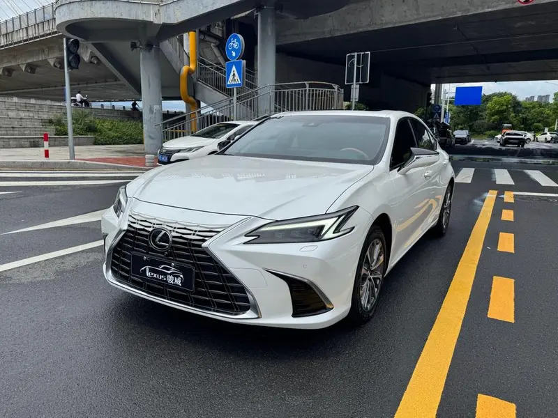 Lexus ES, 2025