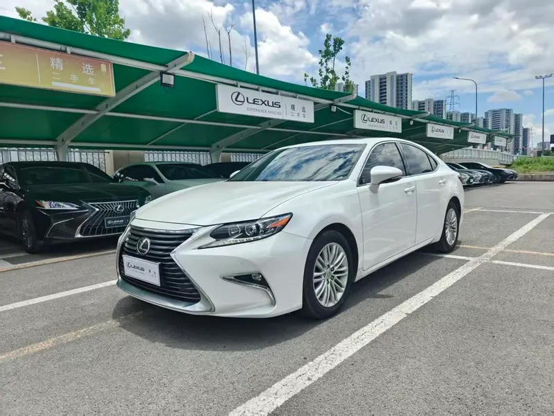 Lexus ES, 2015