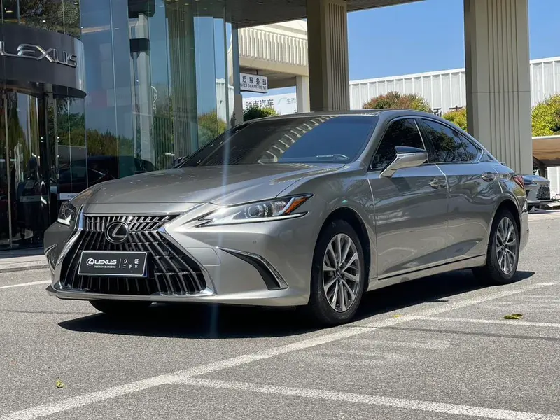 Lexus ES, 2022
