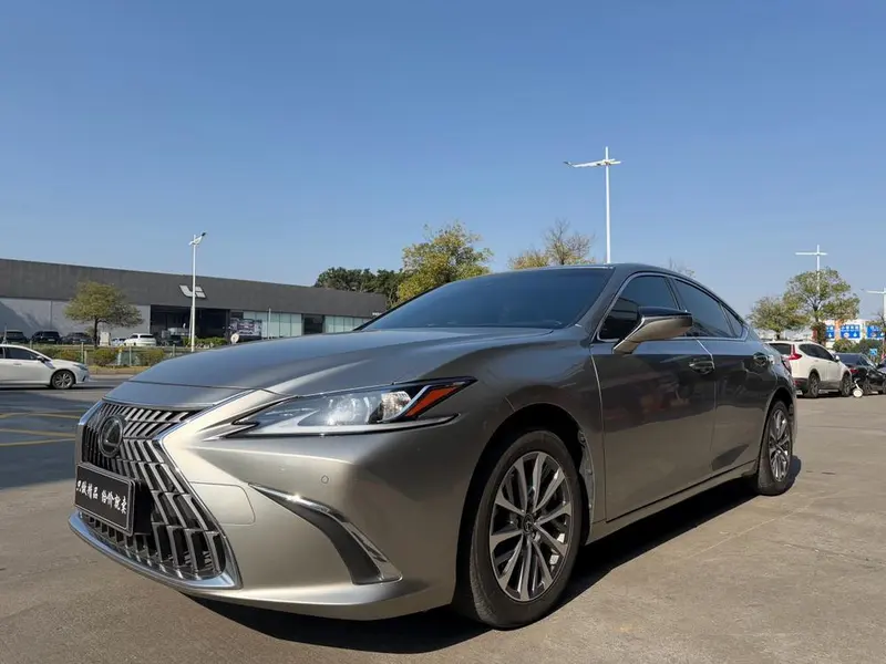 Lexus ES, 2022