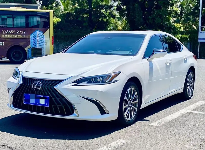 Lexus ES, 2022