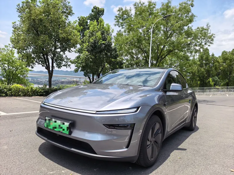 Tesla Model Y, 2025