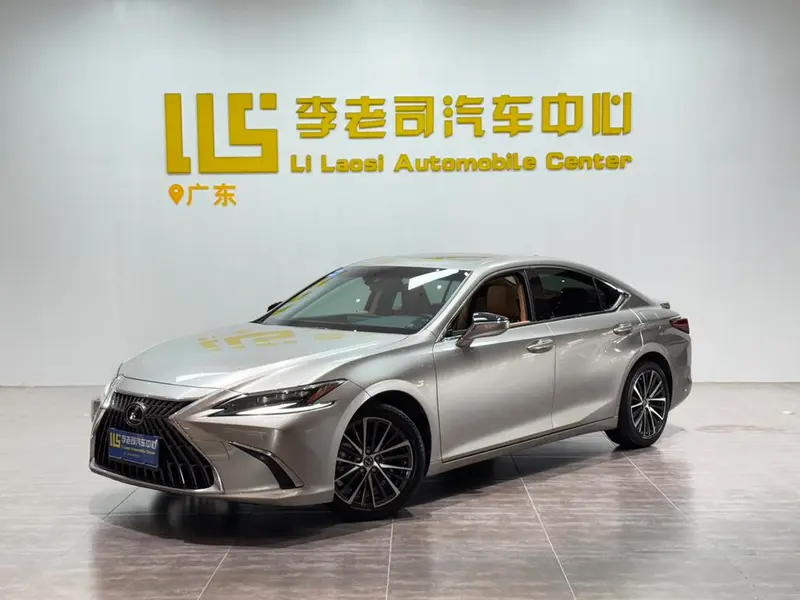 Lexus ES, 2022
