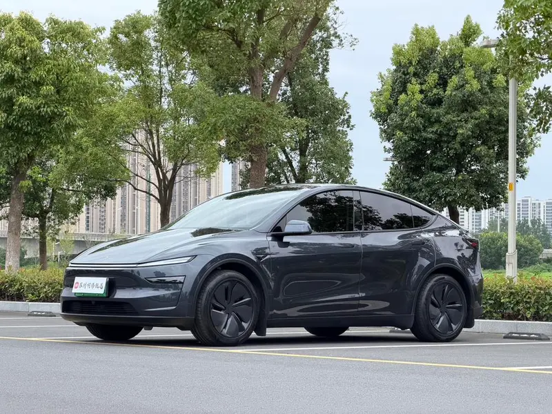 Tesla Model Y, 2025
