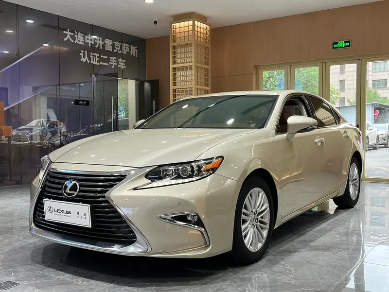 Lexus ES, 2015