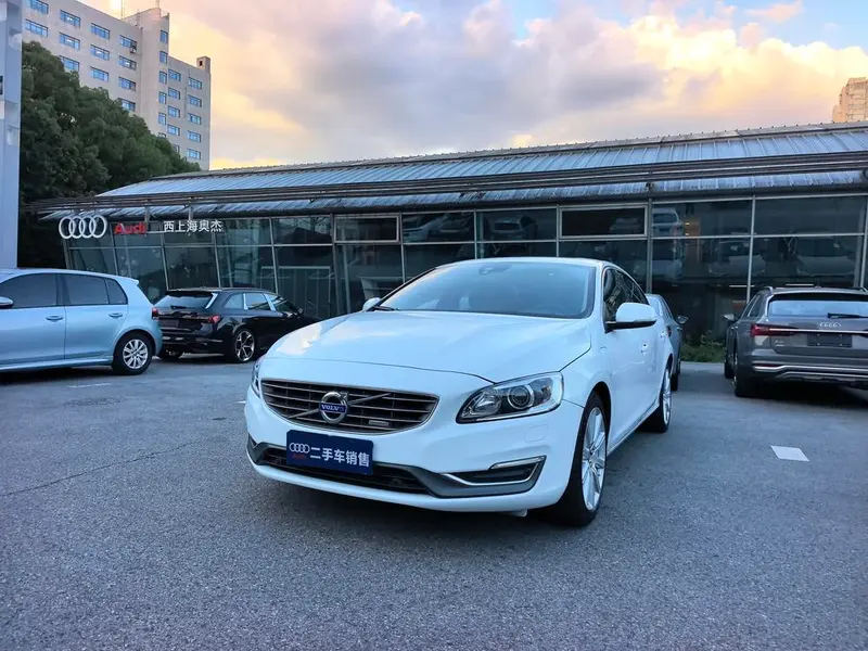 Volvo S60 PHEV, 2015