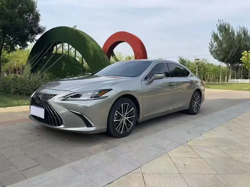 Lexus ES, 2022